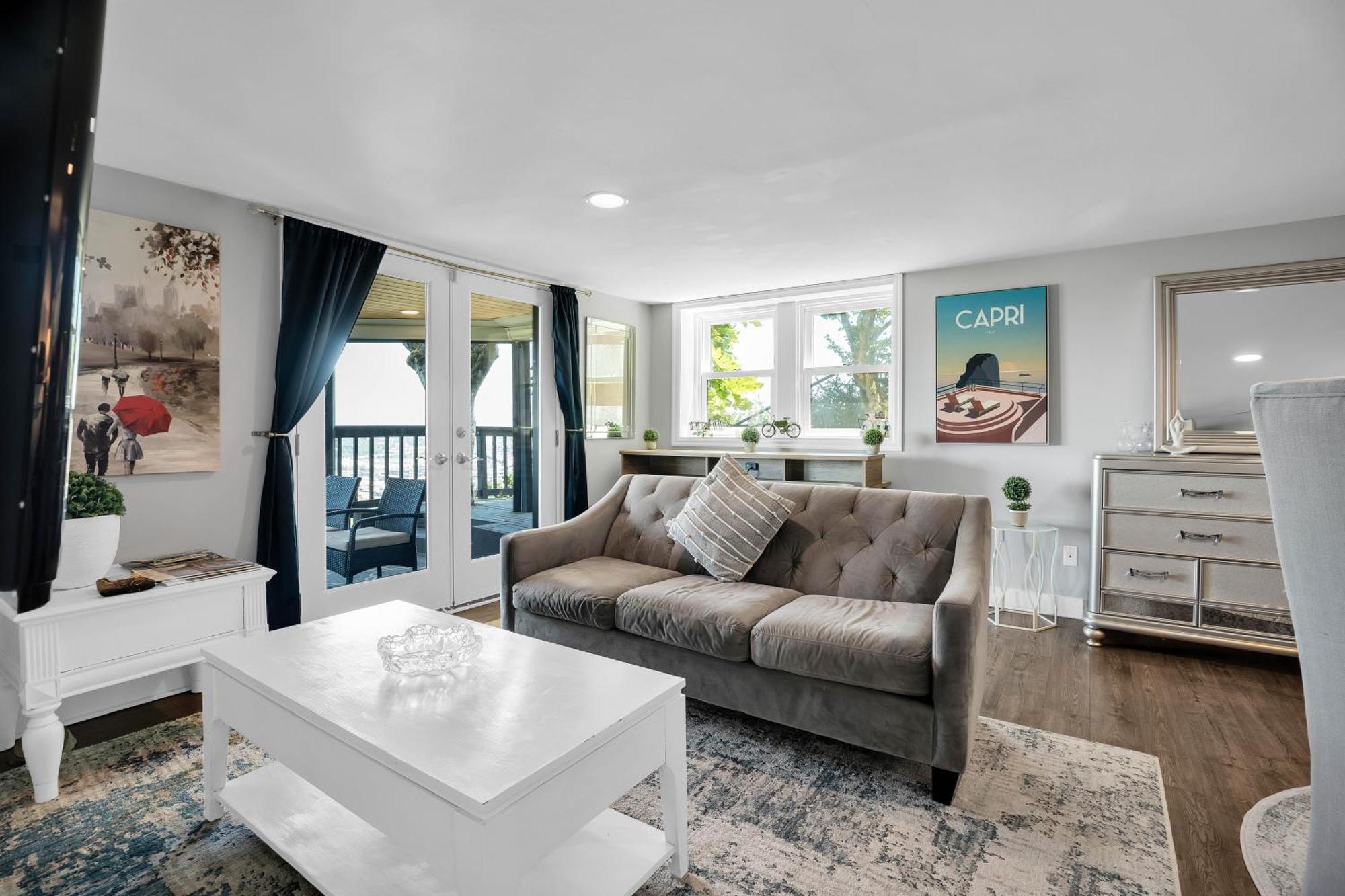 Beautiful Cityscape Retreat 1 Bedroom 1 Bath Apartment *