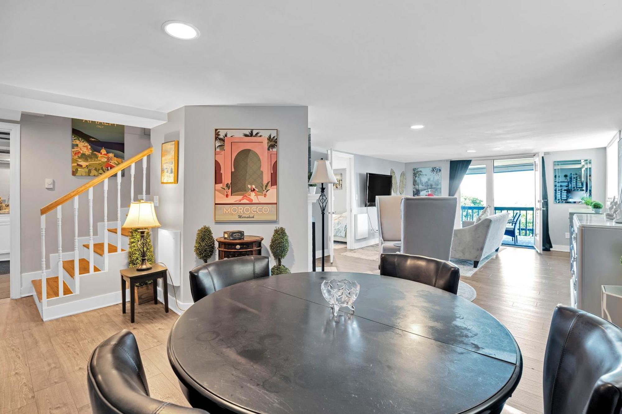 Beautiful Cityscape Retreat 1 Bedroom 1 Bath Apartment *